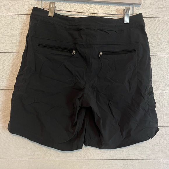 L.L BEAN Women's Water-Repellent Comfort Trail Shorts, Mid-Rise - Picture 2 of 3